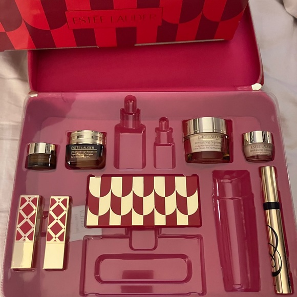 New Estée Lauder makeup and skincare bundle - Picture 1 of 11
